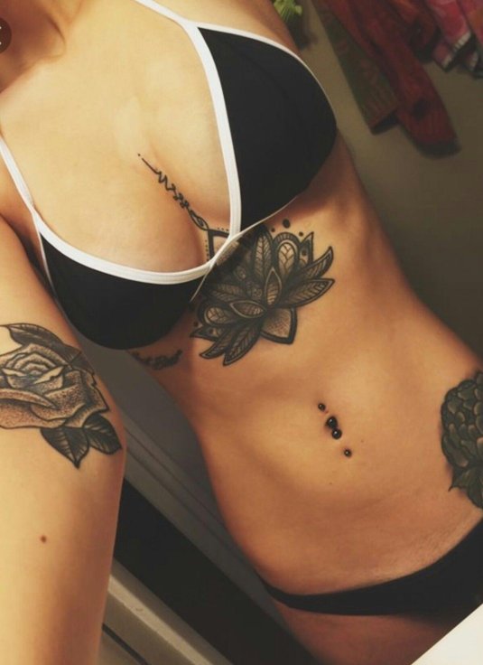 Тату под грудь