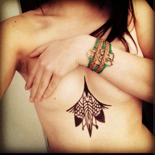 Под грудью тату