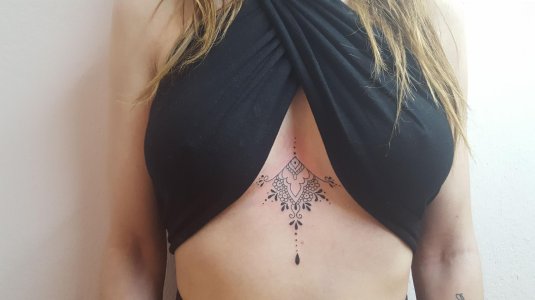 Татуировки для девушек под грудью