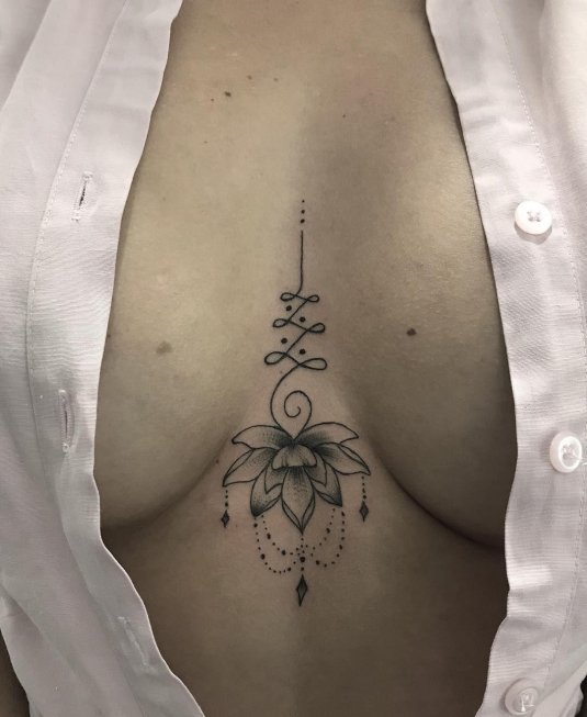 Женские татуировки между грудиной