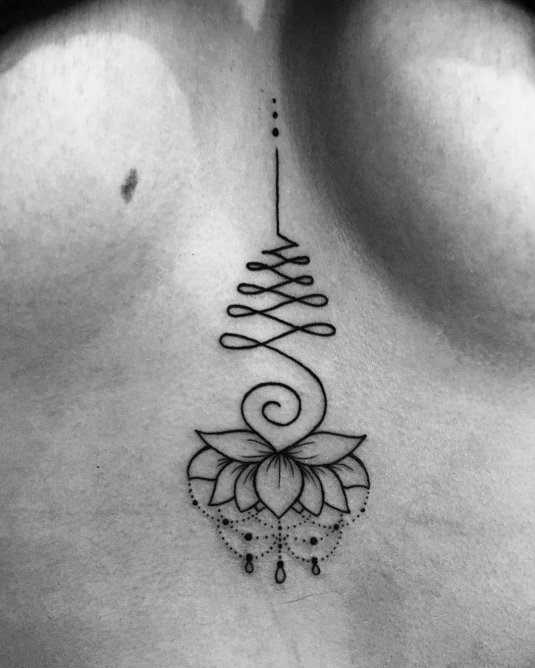Уналоме лотос между грудиной тату