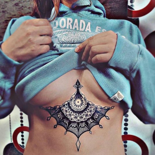 Тату под грудью женские