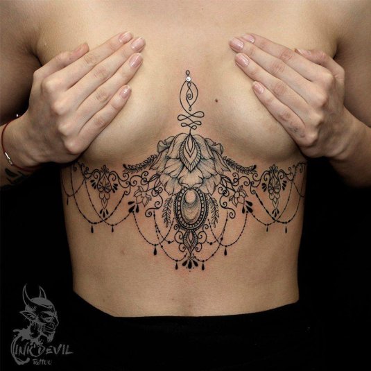 Тату под грудь