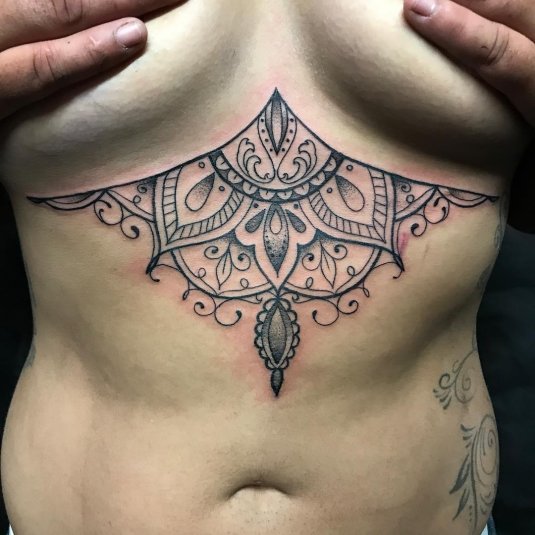 Тату под грудь