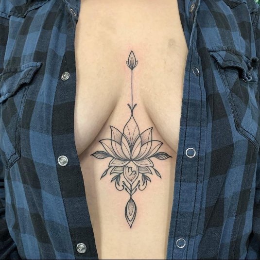 Женские татуировки между грудиной