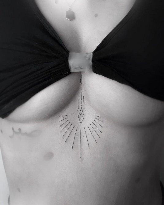 Татуировка под грудью