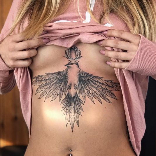 Тату под грудью девушки