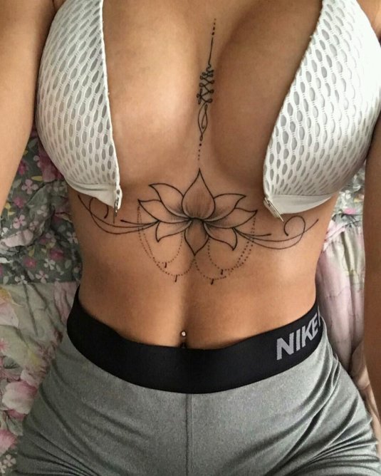 Татуировка между грудей