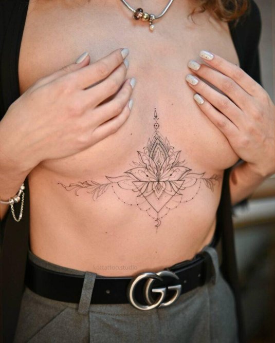 Тату под грудь