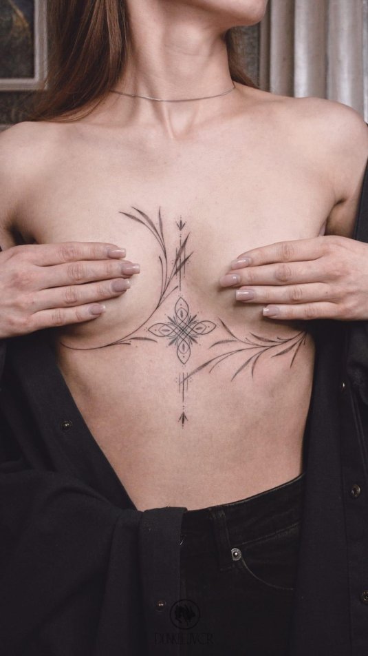 Под грудью тату