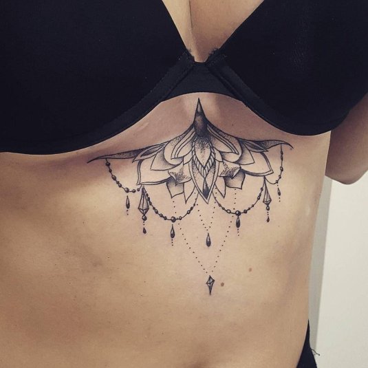Тату под грудь