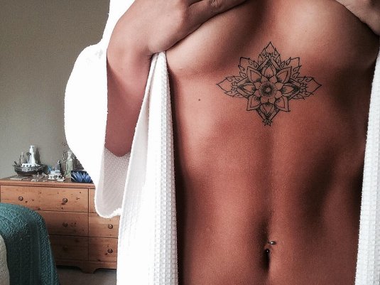 Под грудью тату