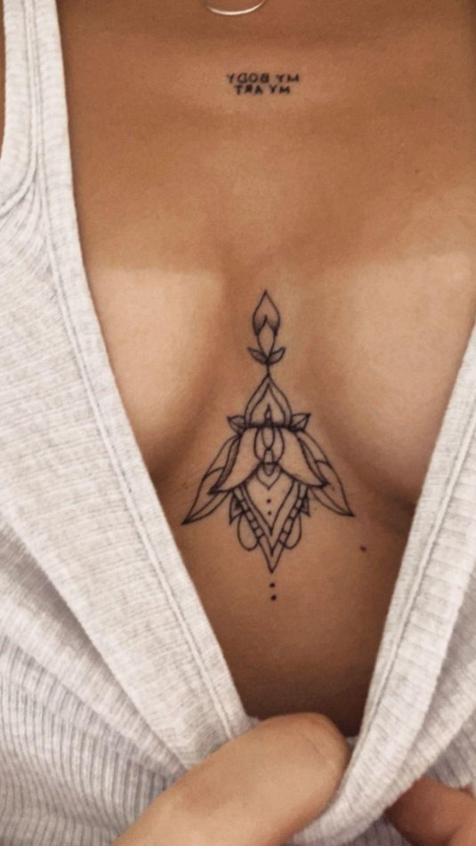 Татуировка между грудиной для девушек