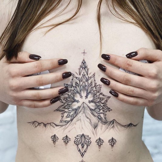 Тату под грудь