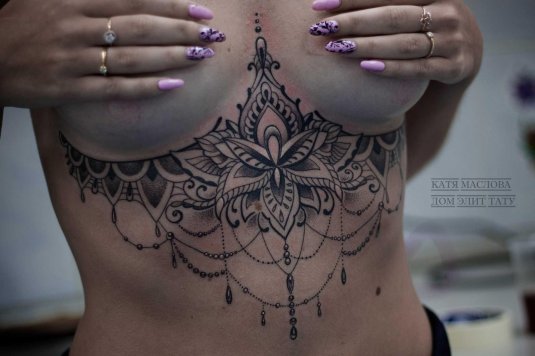 Тату под грудь