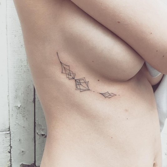 Тату для девушек под грудью