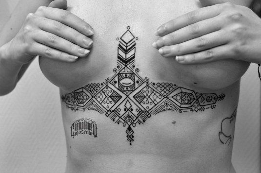 Тату под грудь