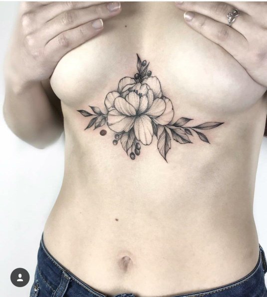 Под грудью тату