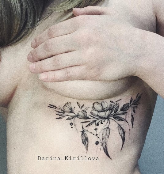 Под грудью тату