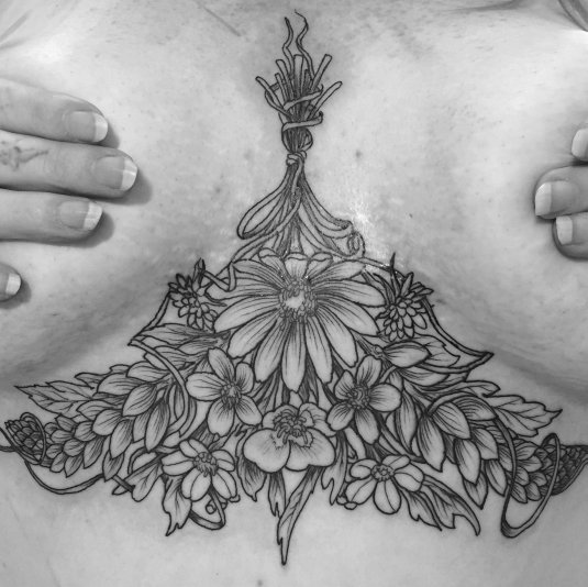 Под грудью тату