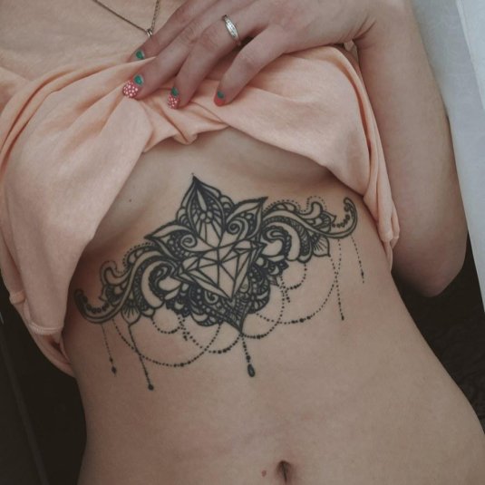 Тату под грудь