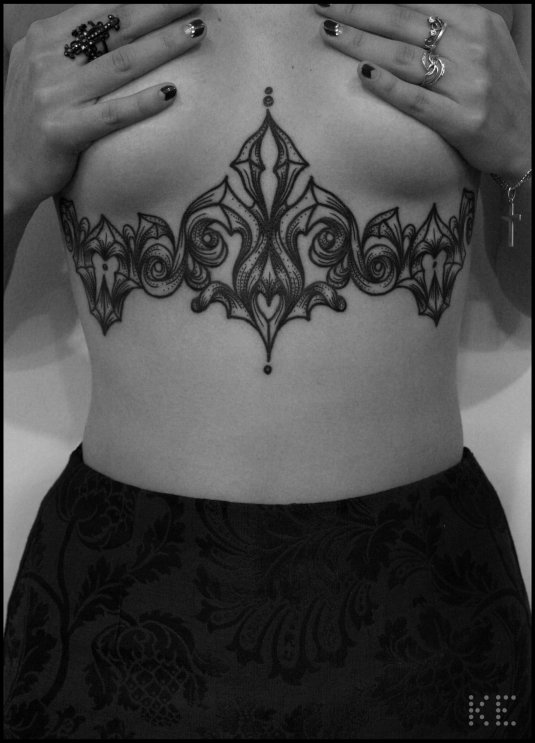 Тату под грудь