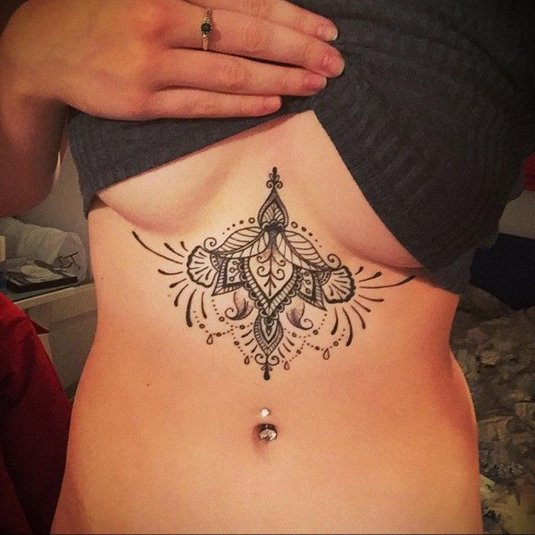 Под грудью тату