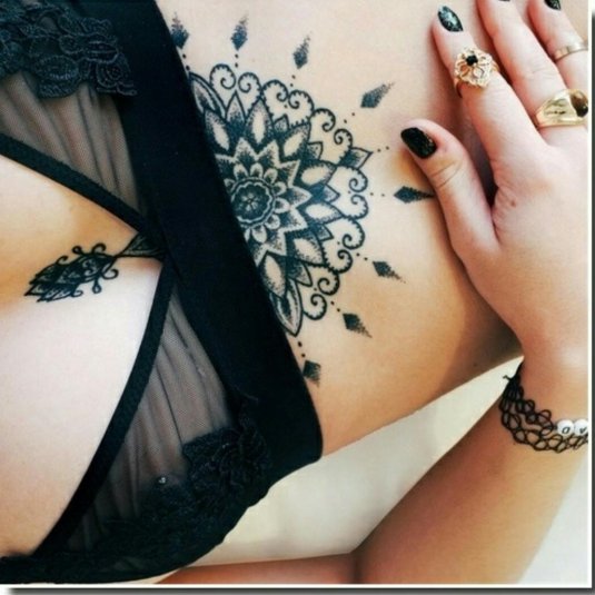 Тату под грудью женские