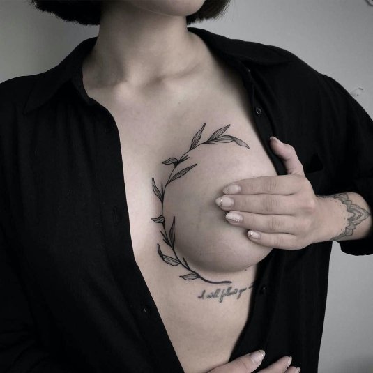 Тату веточка под грудью