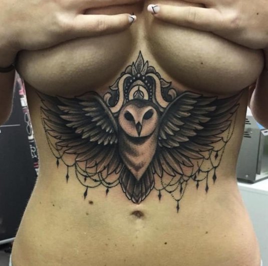 Тату сова на груди