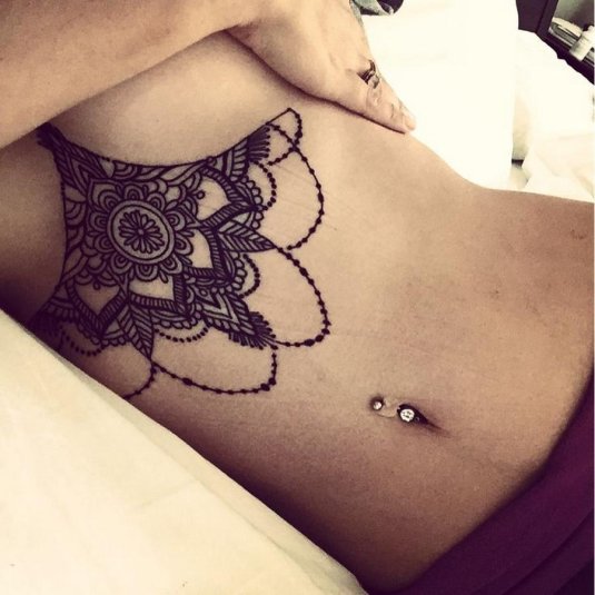 Тату под грудь