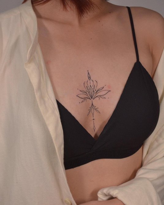 Тату между грудиной у девушек