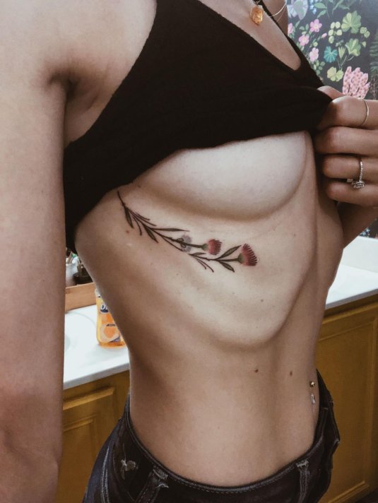 Под грудью тату