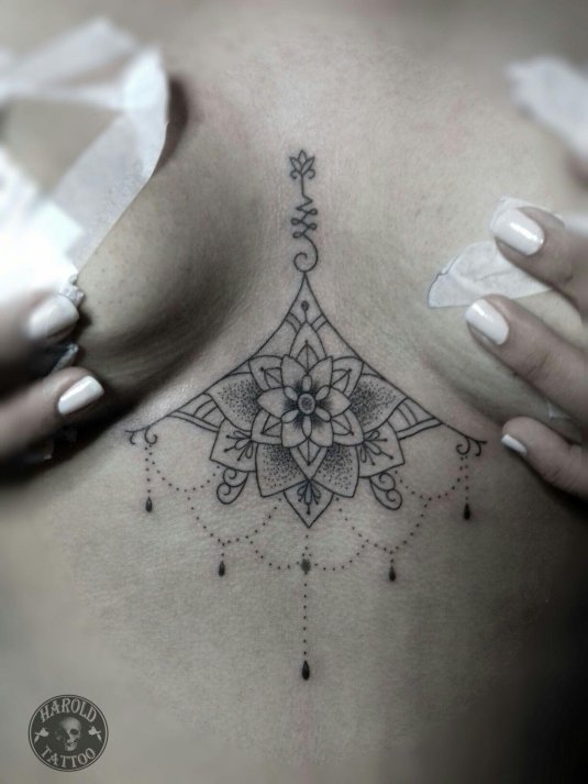 Тату под грудь