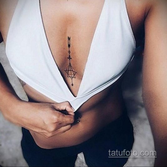 Тату между грудиной у девушек