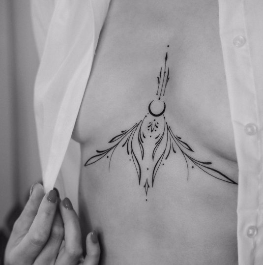 Небольшие тату под грудью