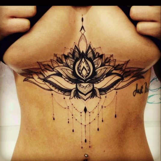 Тату лотос под грудью