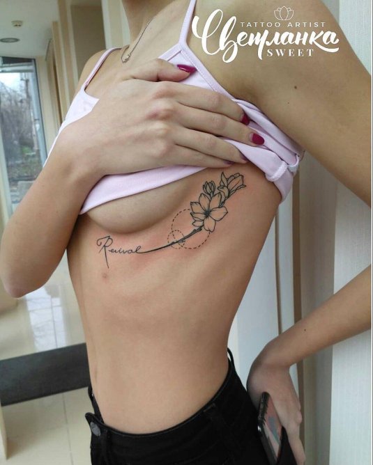 Надпись под грудью тату