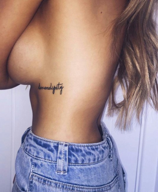 Надпись под грудью тату