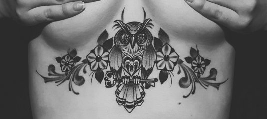 Тату совы под грудью у девушки