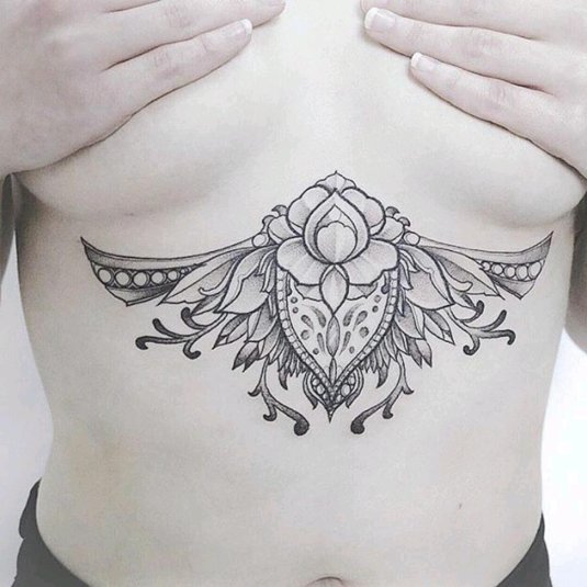 Тату под грудью женские