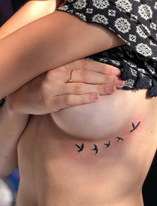 Тату под грудью