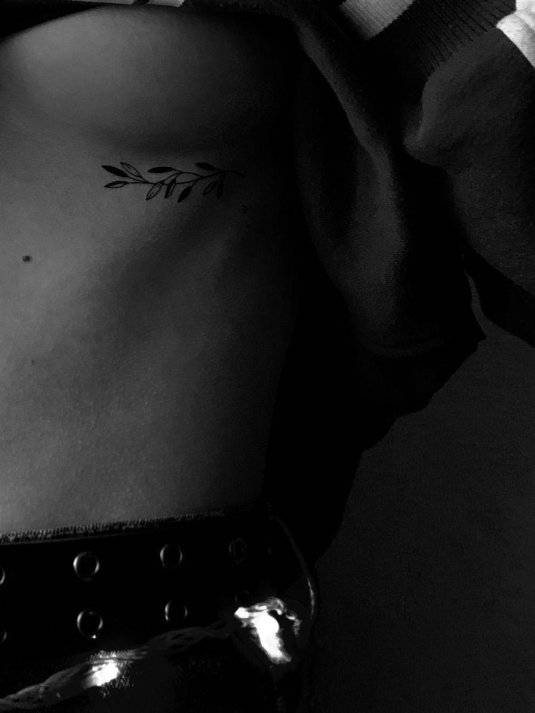 Тату для девушек под грудью