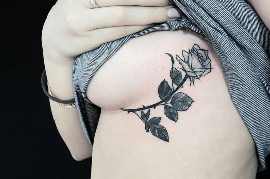 Тату для девушек под грудью