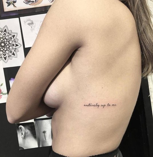 Тату под грудью надпись