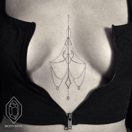 Тату между грудиной у девушек