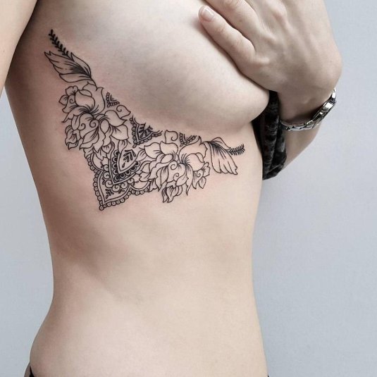 Тату под грудь