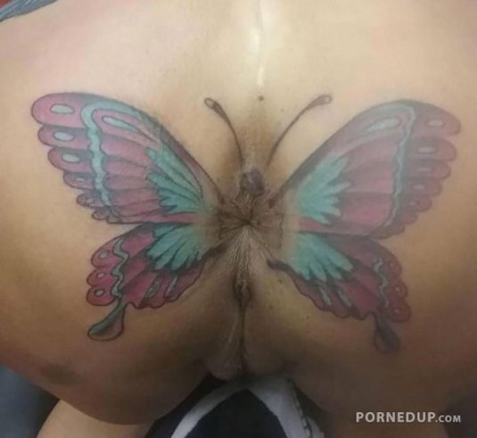 Тату бабочка на попе