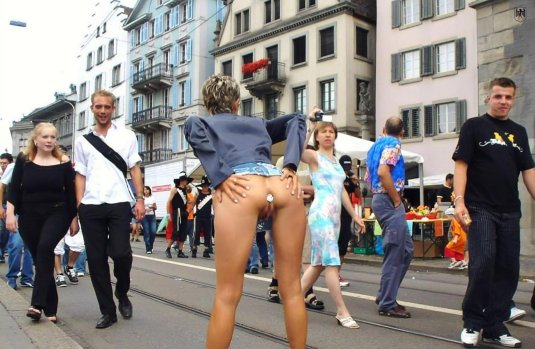 Пробка в попке на публике