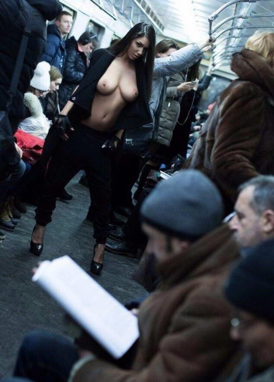 Девушка разделась в метро